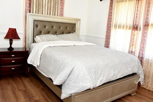 Handsome Home Renovated - close to Metro in Lanham, USA