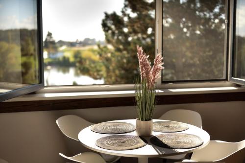 Mezonetovy apartmán 1 u rybníka (Mezonetovy apartman 1 u rybnika) in สลาโวนิน