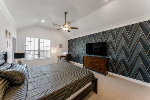 Luxury Oasis - Glam Decor, Putting Green, Arcade Fun & EV Station in Lewisville, USA