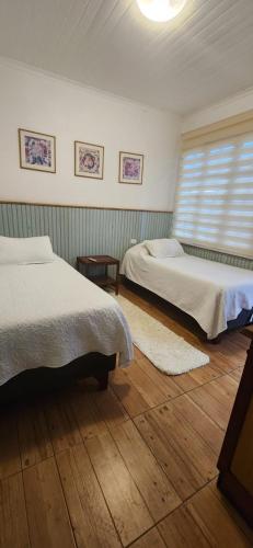 2 twin beds