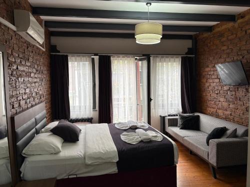 Triple Room with Balcony image 3