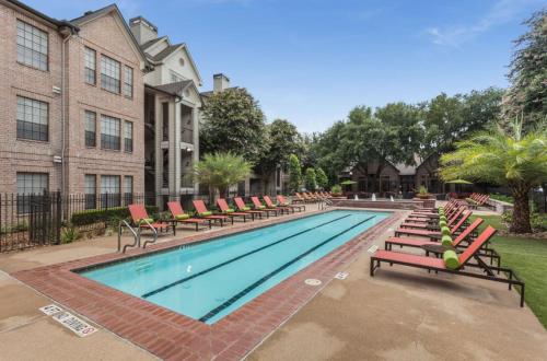 Houston's City Center Apartment - Pool & Gym thumb 4