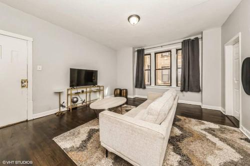 2 BR Apt Near Downtown Chicago and the LakeFront