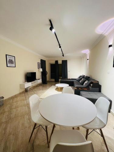 2 bedroom apartment in compound near al rehab, Le Caire