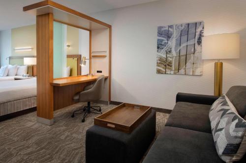 Two Queen beds Studio with Sofa Bed