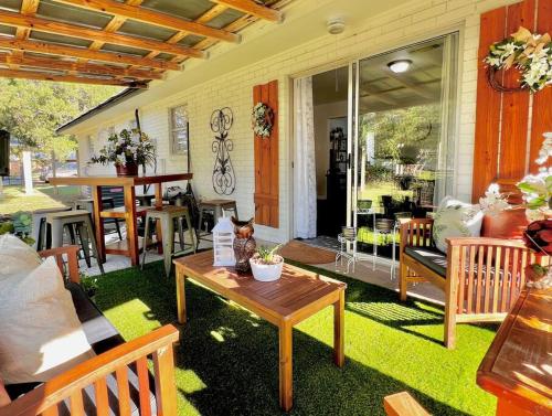 Newly Renovated Home - Sleeps 10 in มาร์คสวิลล์ แอลเอ