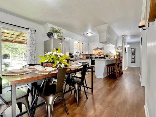 Newly Renovated Home - Sleeps 10 in มาร์คสวิลล์ แอลเอ