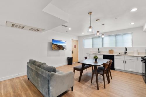 Spacious 1-BD Hideaway Close to USC Room with Share Livingroom in Los Angeles, USA
