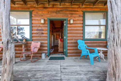 Mighty Oak Log Cabin in Fredericksburg, USA