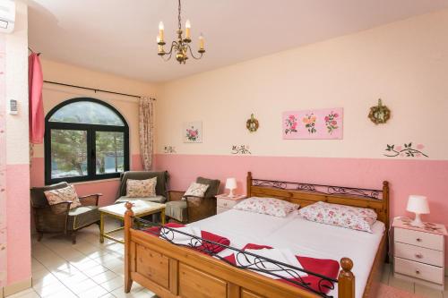 1 king bed, 1 sofa bed