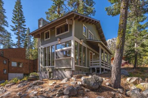 A szálláshely kívülről, Cozy Palisades Tahoe Ski Cabin 3BR 3BA Free Shuttle to Lifts Book on Mobile for Promo Price in Alpine Meadows (CA)