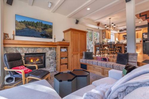 Cozy Palisades Tahoe Ski Cabin 3BR 3BA Free Shuttle to Lifts Book on Mobile for Promo Price in Alpine Meadows (CA)