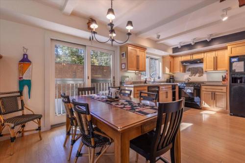 Konyha, Cozy Palisades Tahoe Ski Cabin 3BR 3BA Free Shuttle to Lifts Book on Mobile for Promo Price in Alpine Meadows (CA)