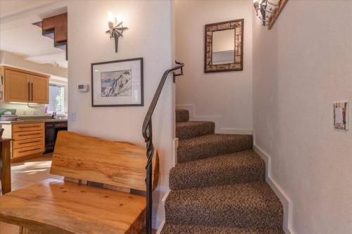 Konyha, Cozy Palisades Tahoe Ski Cabin 3BR 3BA Free Shuttle to Lifts Book on Mobile for Promo Price in Alpine Meadows (CA)