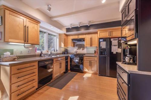 Konyha, Cozy Palisades Tahoe Ski Cabin 3BR 3BA Free Shuttle to Lifts Book on Mobile for Promo Price in Alpine Meadows (CA)