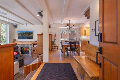 Konyha, Cozy Palisades Tahoe Ski Cabin 3BR 3BA Free Shuttle to Lifts Book on Mobile for Promo Price in Alpine Meadows (CA)