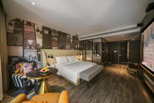 Deluxe Double Room with Bath image 4