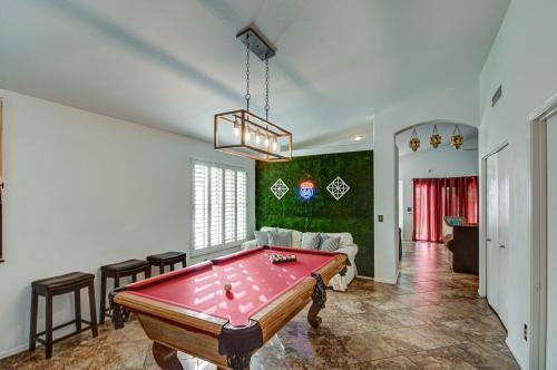 Route 66 Oasis in Downtown Gilbert with Heated Pool & Mini Golf detail