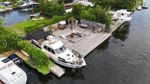 NEW - LITTLE IBIZA, on a lake near Amsterdam, with HOT TUB! in Baambrugse Zuwe