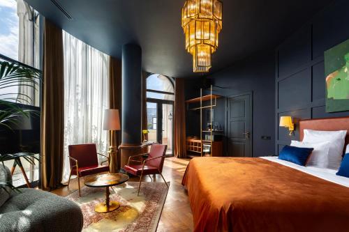 Zorba&Bond Hotel on the 8th