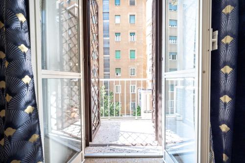Elegant King Apartment in Testaccio Walk to Colosseum, Rome (photo 10)