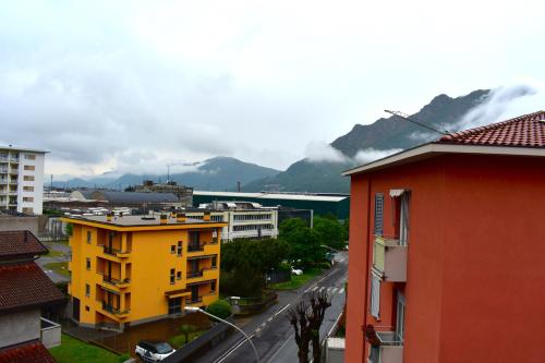 Panoramical appartment Lecco in เลกโก