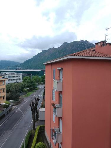 Panoramical appartment Lecco in เลกโก