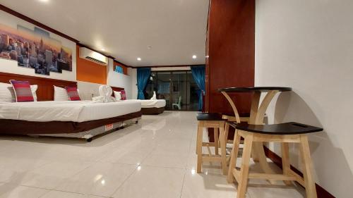 room detail thumbnail 2