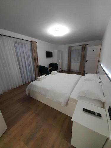 1 queen bed, 1 twin bed