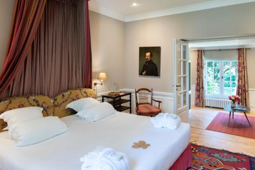 1 queen bed, 1 sofa bed
