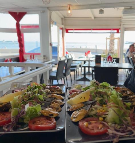 Restaurant, L'Hotel De La Plage in Le Grau-du-Roi