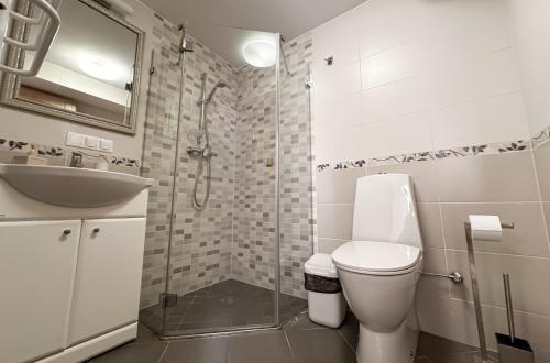 Standard Triple Room Lower Ground Floor image 9