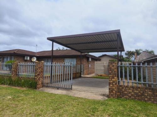 Weaver's corner cottage Weaver's corner cottage