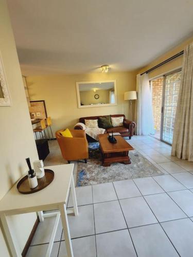 2b - 74 No load shedding - 2 bed home, Centurion (fotografie 3)