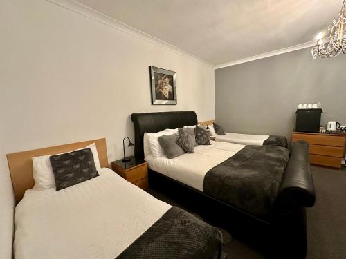 1 king bed, 2 twin beds, 1 sofa bed
