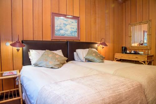 1 double bed, 2 twin beds