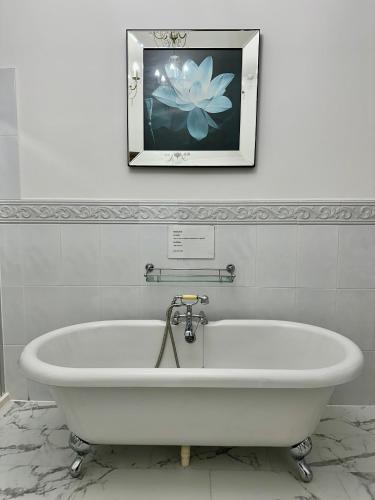 ห้องน้ำ, The Elbow Room in คิกคาล์ดี