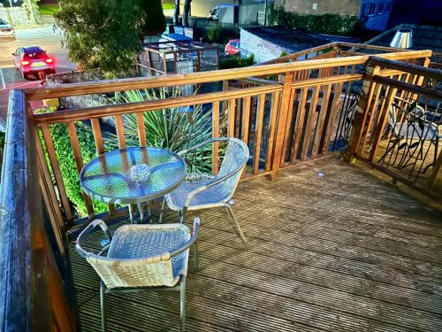 ระเบียง/ชานเรือน, The Elbow Room in คิกคาล์ดี