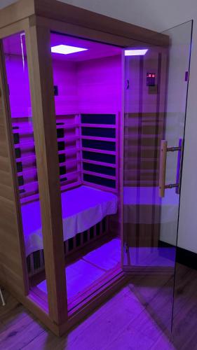 sauna, Dream Room avec Jacuzzi, Sauna, Table de massage et Lit à eau (Dream Room avec Jacuzzi, Sauna, Table de massage et Lit a eau) in Forbach