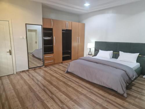 Luxury Lagos House with 4 Bedrooms - image 5