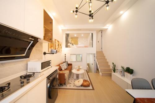 Shanghai Dreams - Hidden Gem on Yongkang Road - Entire Apartment - image 2