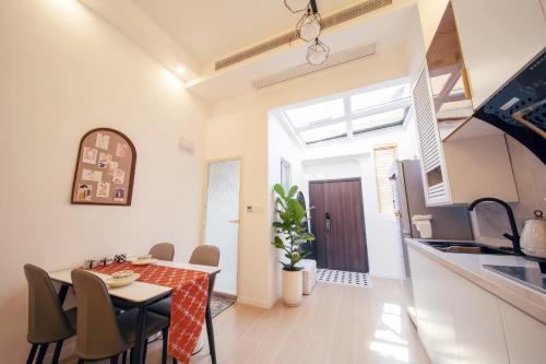 Shanghai Dreams - Hidden Gem on Yongkang Road - Entire Apartment - image 5