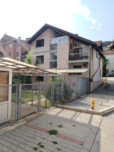 Stan na dan Iva 5 in มาโลซาบูชเย