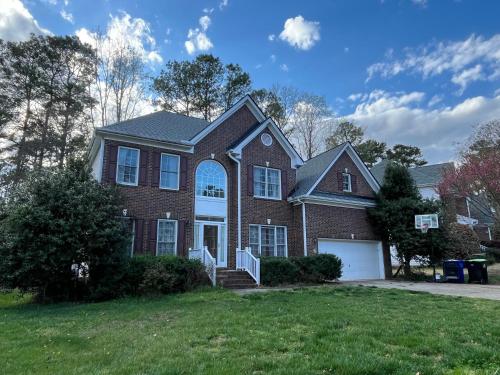 Comfortable Rooms in A Single Family House in Chapel Hill near UNC Duke RTP, with Massage Chair