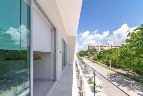 2 BD Suite with Balcony Rooftop Pool Hot Tub Gym #207 - image 4