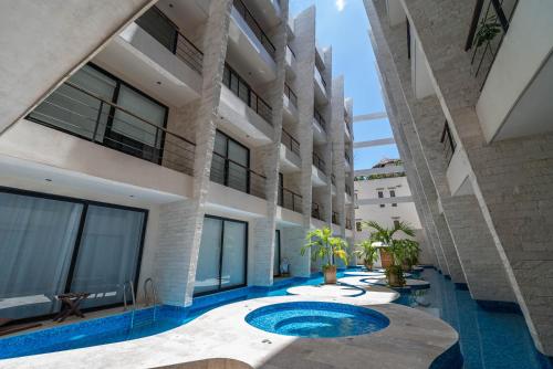 King Suite with Rooftop Pool Sauna Gym Parking - image 3