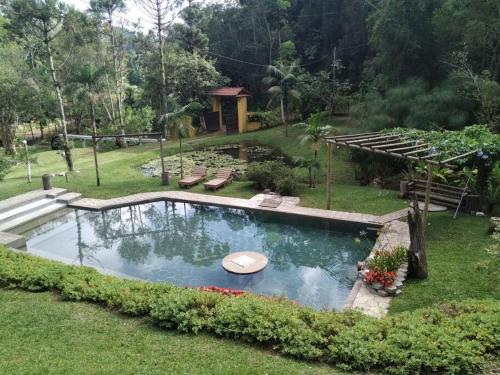Sitío familiar, piscina com água de nascente!