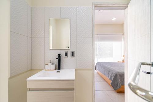 Apartment room in 2 BD with Balcony Rooftop Pool Hot Tub Gym