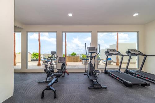 2 BD with Balcony Rooftop Pool Hot Tub Gym - image 3