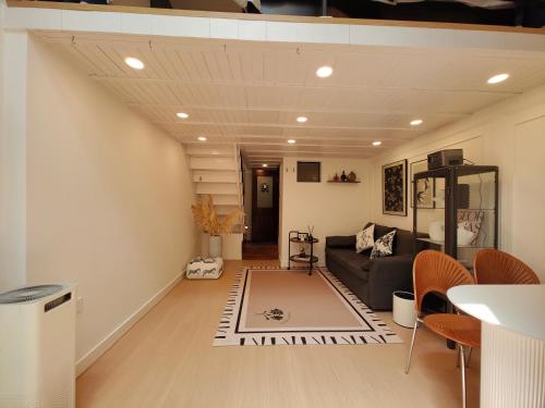 Shanghai Dreams - Cozy Sunroom on Yongkang Road - Entire Apartment Shanghai Dreams - Cozy Sunroom on Yongkang Road - Entire Apartment